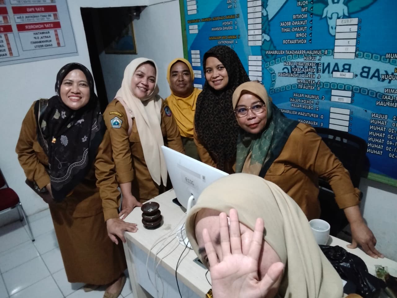Dedikasi Tanpa Batas, Staf Kelurahan Lembang Tuntaskan SKP hingga Larut Malam Demi Pelayanan yang Berkualitas